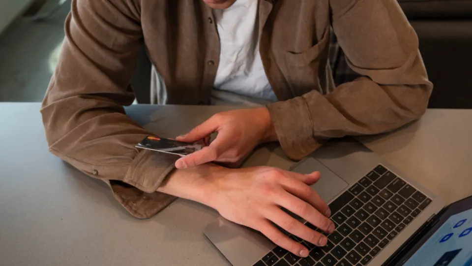 Kreditkarte in der Hand