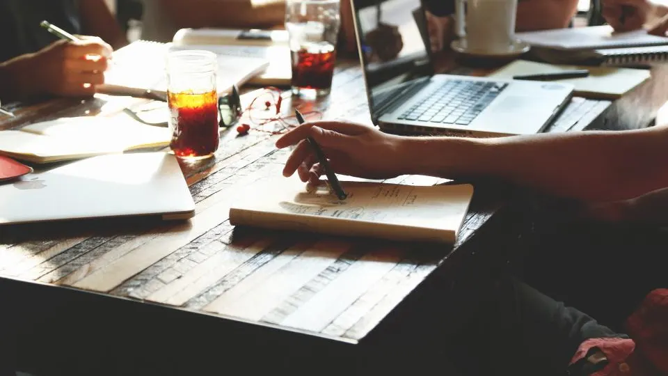 Modernes Startup-Büro mit Arbeitsplätzen