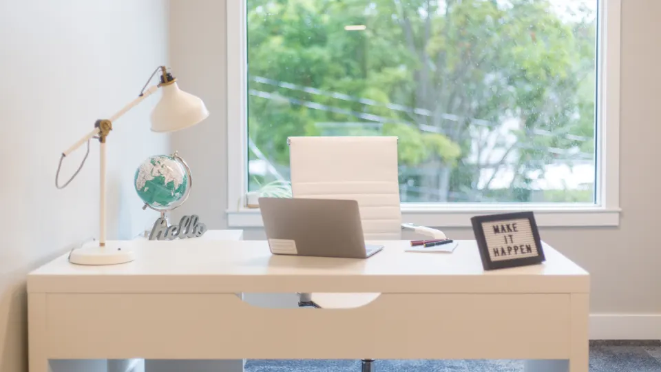 Arbeiten am Laptop im Homeoffice