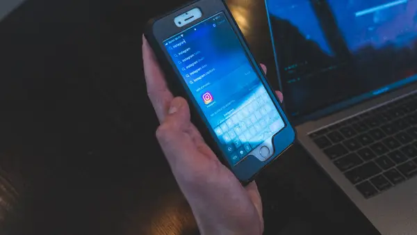Menschen im Gespräch bei einem Netzwerktreffen