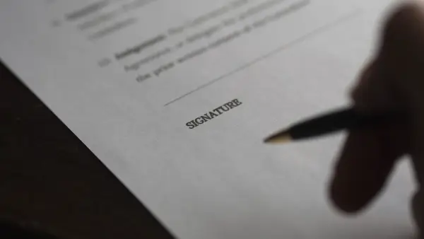 Unterschrift unter einen Vertrag