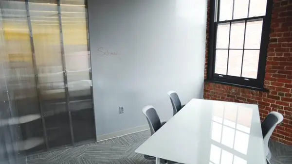 Modernes Startup-Büro mit Arbeitsplätzen
