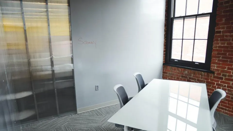 Modernes Startup-Büro mit Arbeitsplätzen