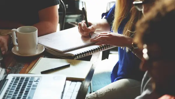 Modernes Startup-Büro mit Arbeitsplätzen