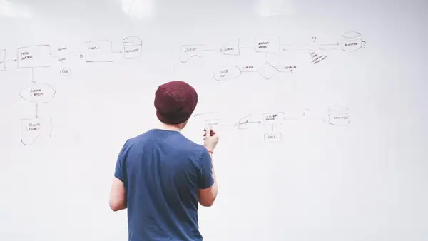 Modernes Startup-Büro mit Arbeitsplätzen