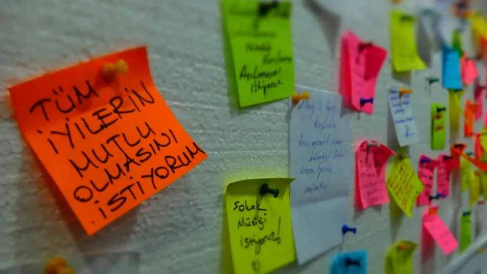 Haftnotizen an der Wand im Workshop
