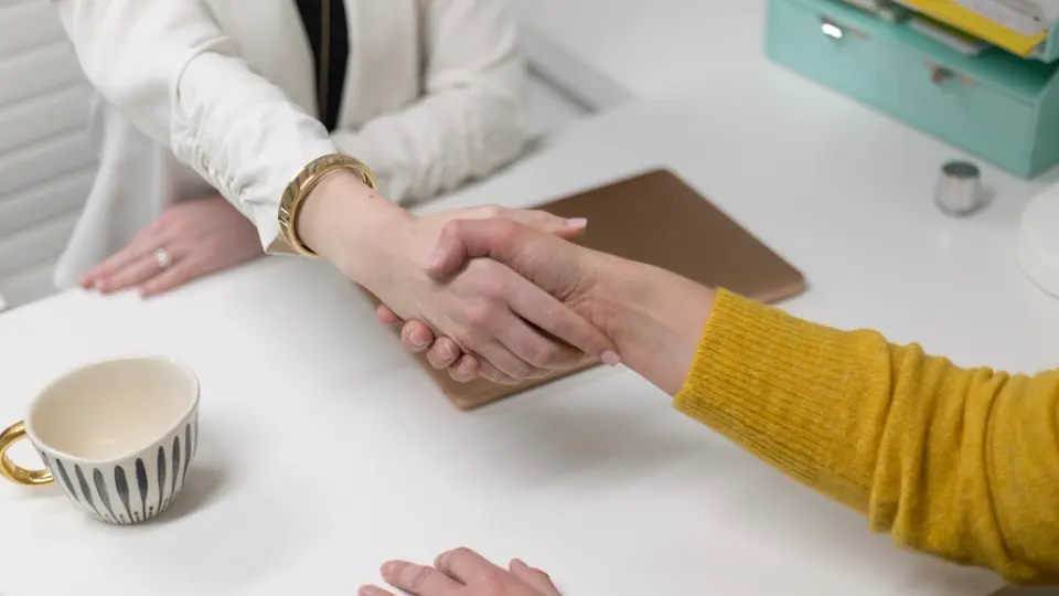 Handschlag zwischen Geschäftspartnern