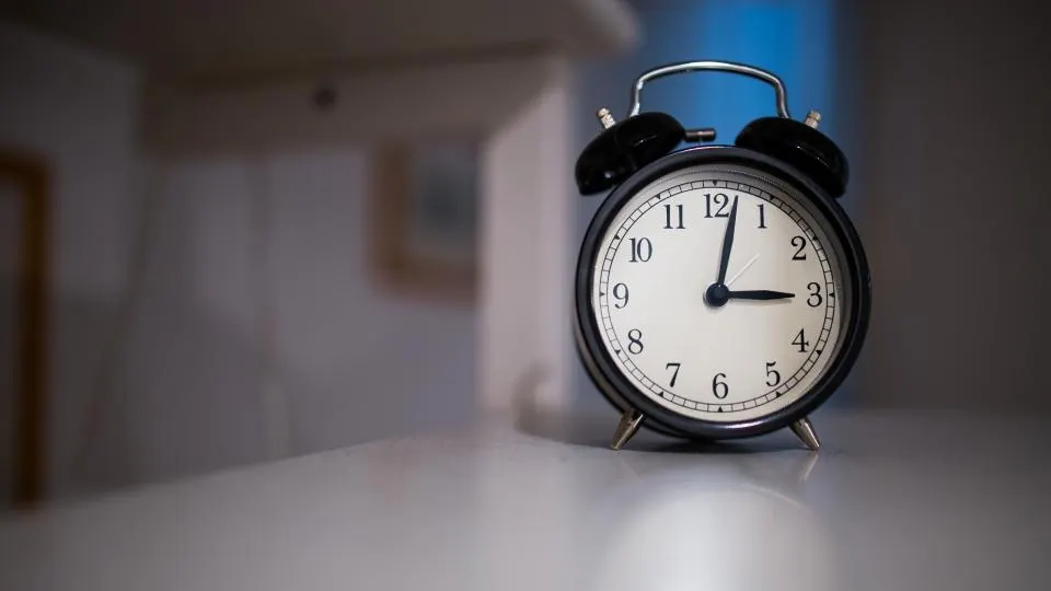 Uhr auf dem Schreibtisch